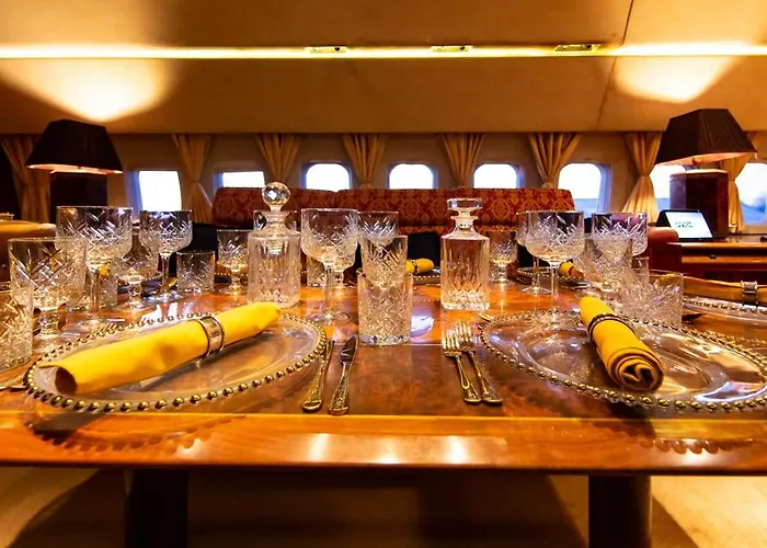 Boeing 727 Airliner Private Jet Hotel en barco